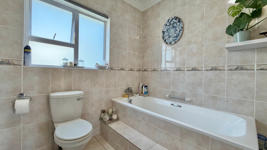 5 Bedroom Property for Sale in Mountainside Western Cape